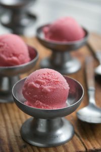 Strawberry meringue frozen yogurt recipe-4