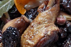duck with prunes in red wine